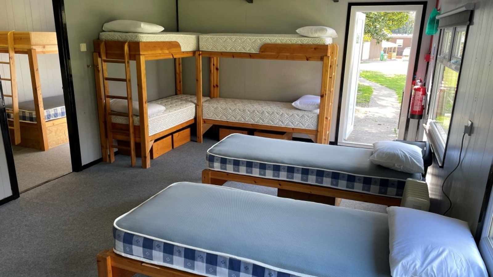 Raywell Park - Dormy Cabin Indoor Accommodation