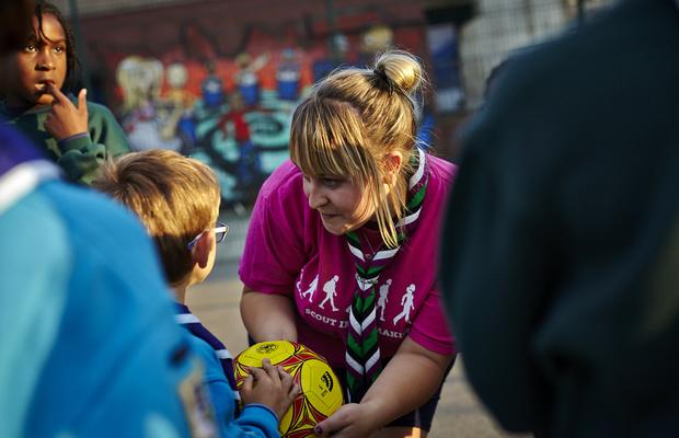 Female leader encouraging beavers and cubs 3 jpg